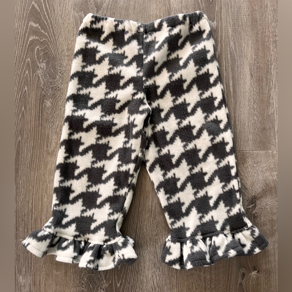 🦋2/$10 Flannel Ruffled Bottoms Gray and White size 3T